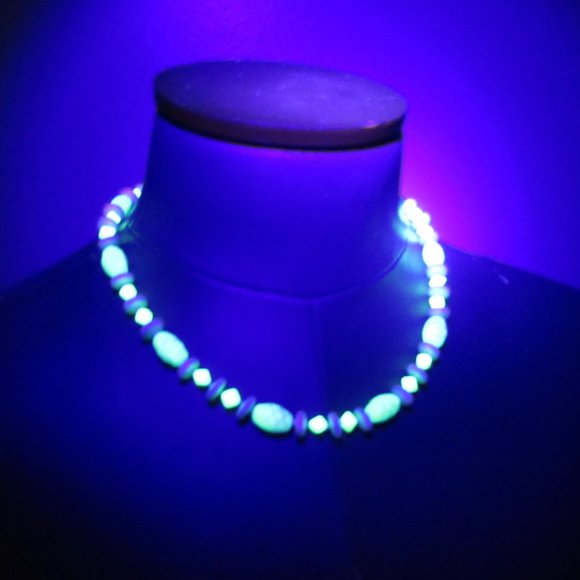 Uranium and Czech glass bead necklace - Picture 2 of 11